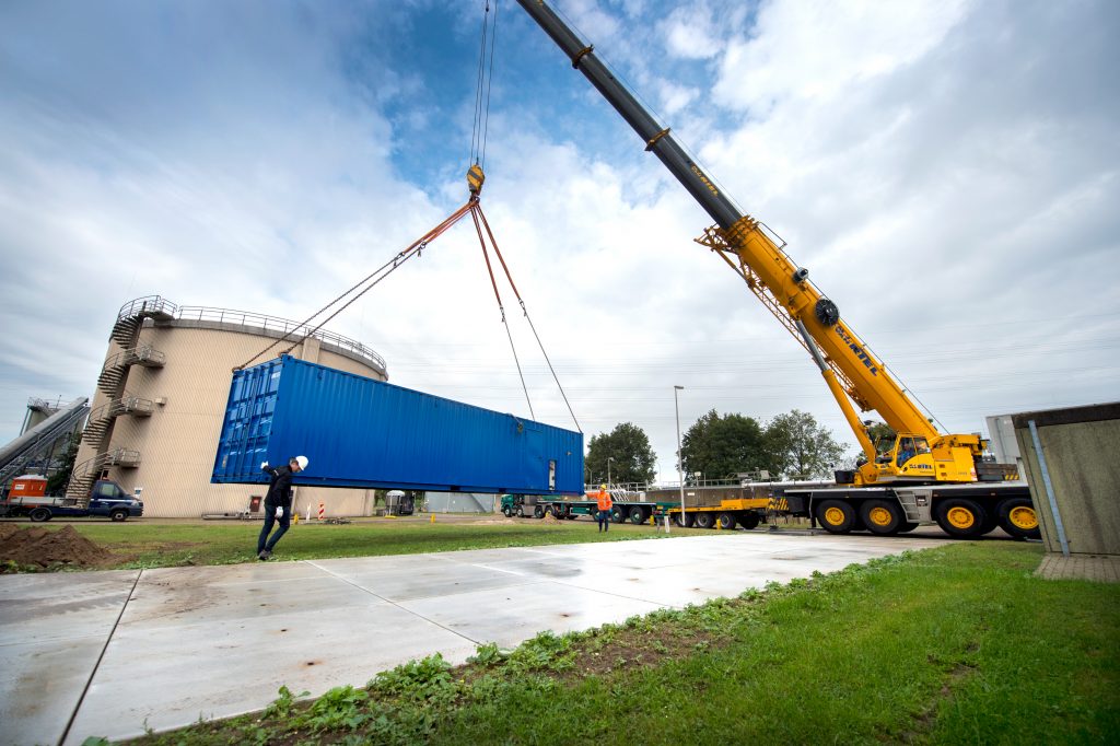 De installatie staat tot eind dit jaar bij de rwzi in Roermond