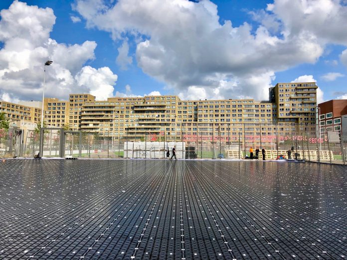 Aanleg koelende kunstgrasveld bij VVA Spartaan, Laan van Spartaan, Amsterdam (beeld: Permavoid).