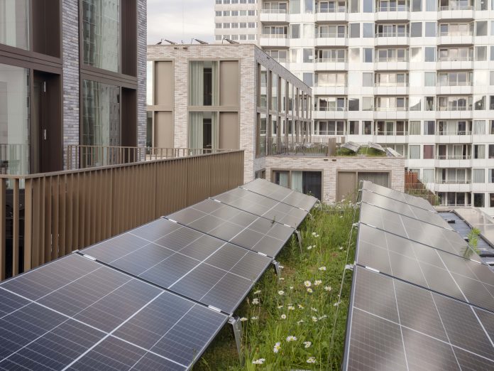 Mannoury is een uniek appartementengebouw dat bijdraagt aan biodiversiteit, leefbaarheid en de energietransitie door het combineren van een blauw-groen dak, lokale grijswaterzuivering en efficiënte zonnepanelen.