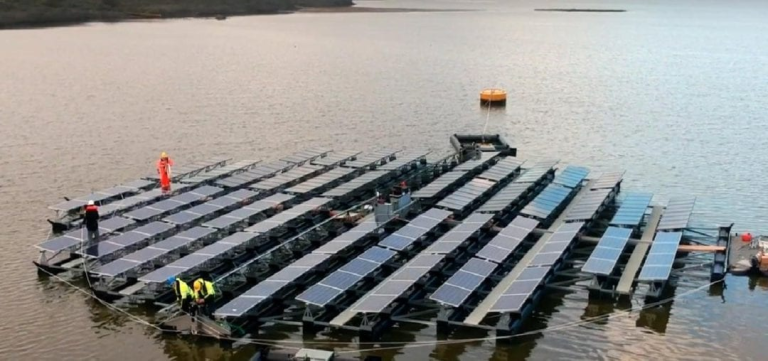 Zonnepanelen op spaarbekkens